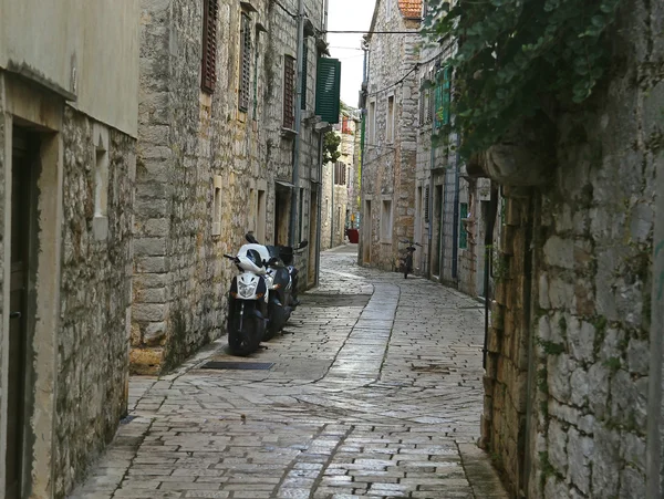 Histórica calle pequeña con motos — Foto de Stock