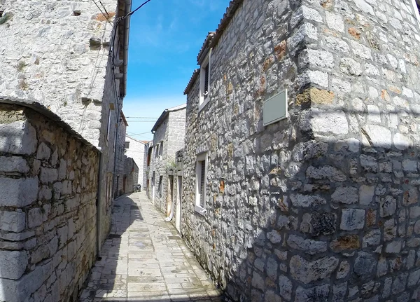 Oude stenen romantische straat met blauwe hemel — Stockfoto