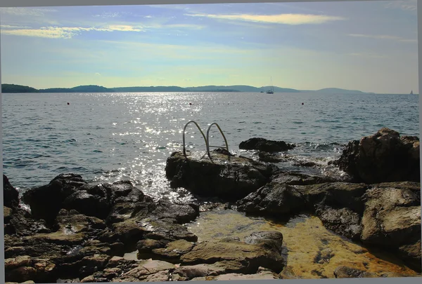 Molo naturale con scala al mare — Foto Stock