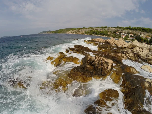 Rotsachtige kust met opspattend Water — Stockfoto