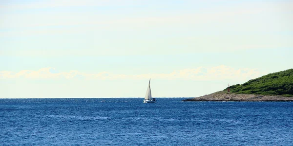 Schip is zeilen rond eiland Cape — Stockfoto