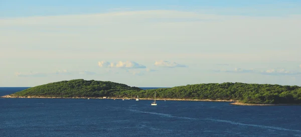 Barcos que navegan lejos de la isla — Foto de Stock