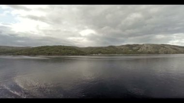 Ada kıyı görünümünde gezinirseniz yelken