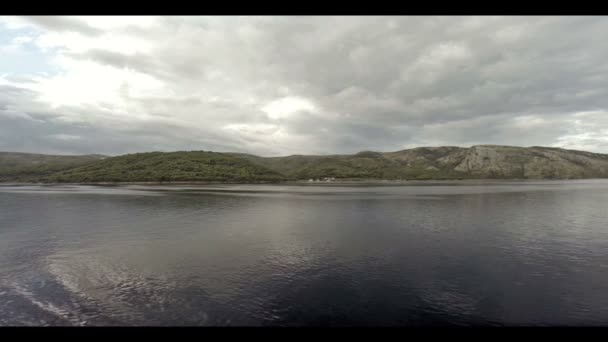 Vela intorno isola-costiera vista — Video Stock