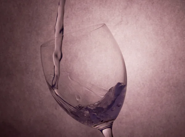 つるガラスに水を鋳造 — ストック写真