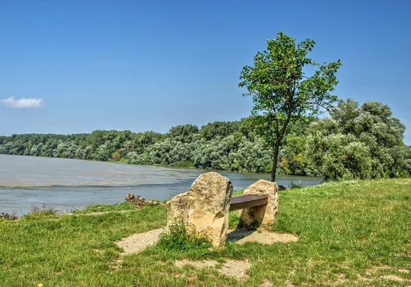 Ławka na brzegu rzeki — Zdjęcie stockowe