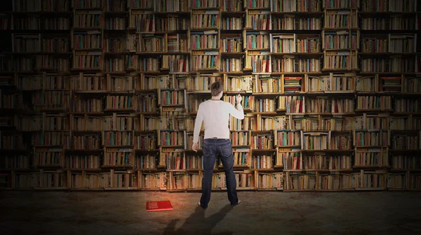 Man is Searching in Library — Stock Photo, Image