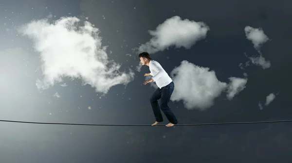 O homem está equilibrando a caminho do céu — Fotografia de Stock