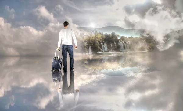男は天の王国を歩く ロイヤリティフリーのストック画像
