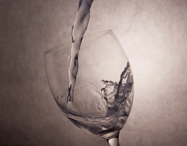 つるのガラスに注ぐ水 — ストック写真
