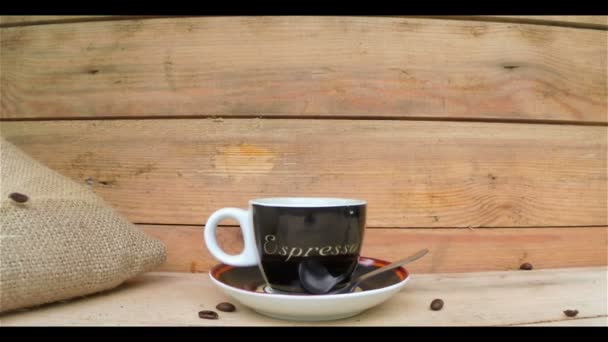 Taza de café con granos de café cayendo — Vídeo de stock