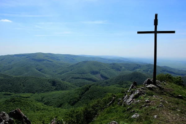 Crucifix au sommet des montagnes — Photo