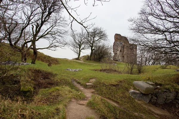 Estrada suja para ruínas do castelo — Fotografia de Stock