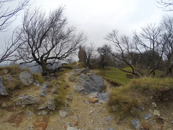 Tepe üzerinde kale kayalık geçit Harabeleri — Stok fotoğraf