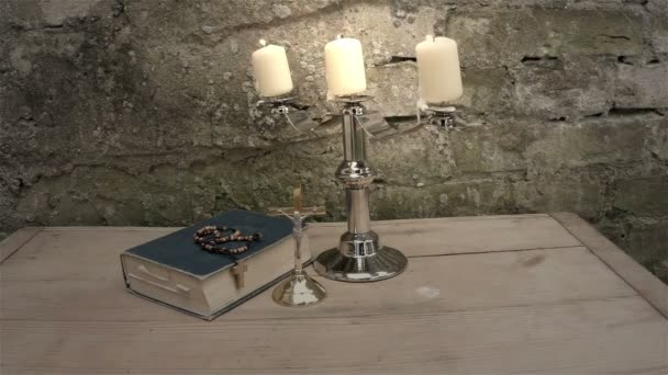 Biblia y Velas — Vídeo de stock