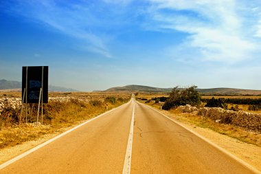 boş ada yol seyahat işaret ve mavi dağ