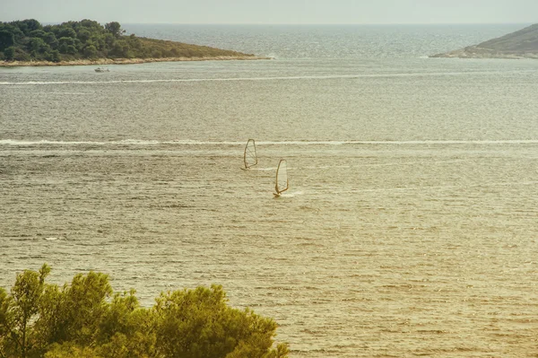 Dos windsurfistas en mar abierto — Foto de Stock