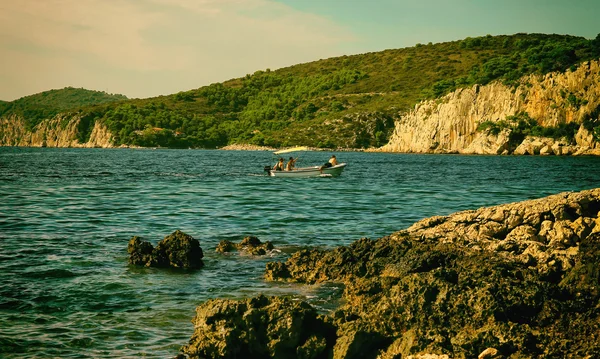 Ragazzi sulla barca da pesca — Foto Stock