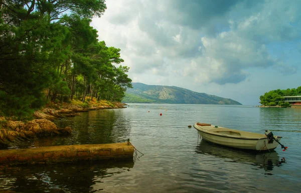 Breakwater with Boat — Stock Photo, Image