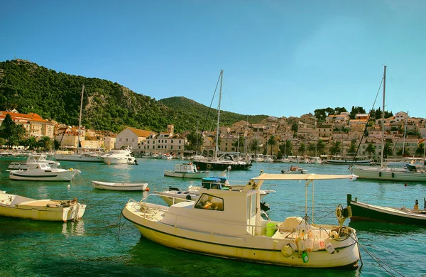 Boten in haven van kust stad Hvar — Stockfoto