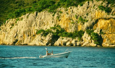 Sailin teknede adamdır