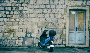 Motosiklet taş evin önünde