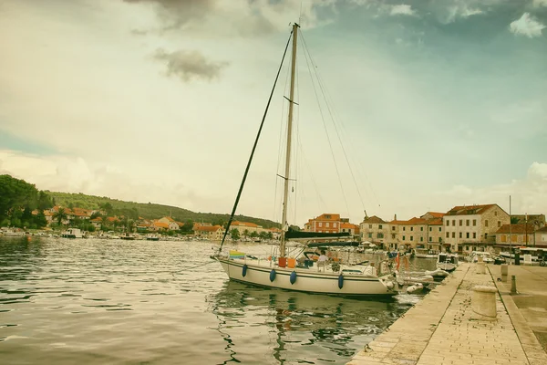 Eski kıyı kenti barındırmaktan tekneler — Stok fotoğraf