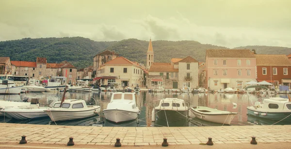 Kleine haven in Stari Grad, Kroatië — Stockfoto