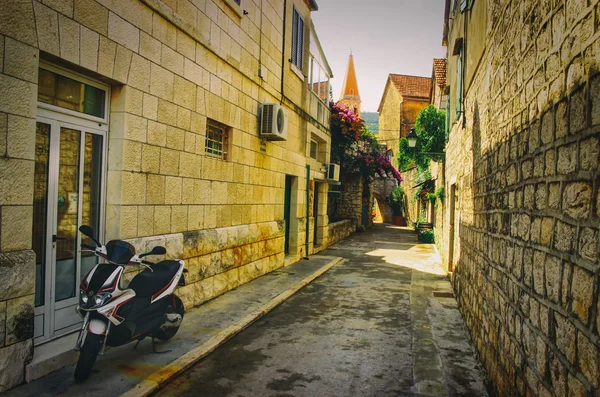 Vecchia strada storica con ciclomotore — Foto Stock