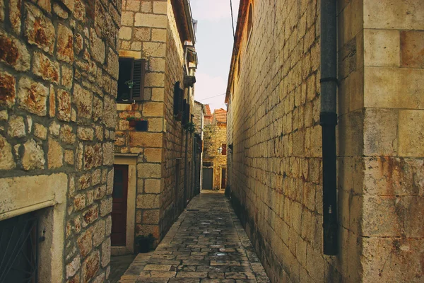 Rua histórica da pedra velha ao centro — Fotografia de Stock