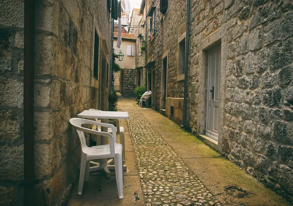 Rua romântica velha com cadeiras plásticas — Fotografia de Stock