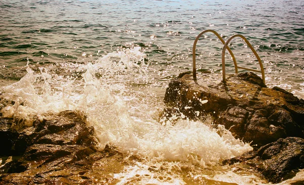 Jetty natural con escalera al mar — Foto de Stock