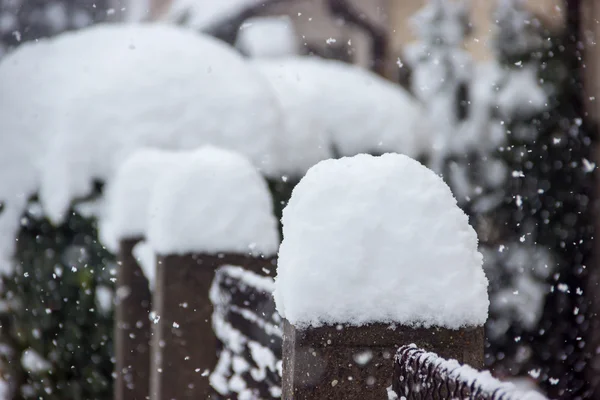 Zaun vom Schnee bedeckt — Stockfoto