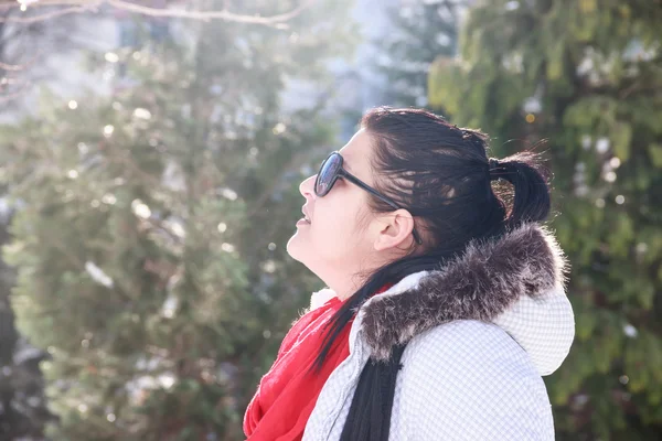 Vrouw met zonnebril in de Winter — Stockfoto