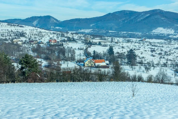 Paisaje de invierno con casas de pueblo — Foto de Stock