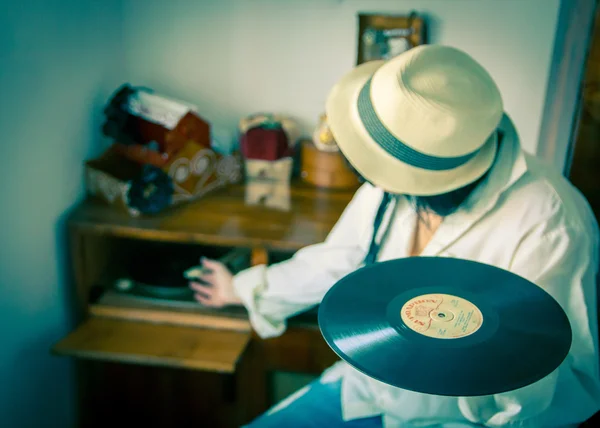 70s Fashion Girl with Sunglasses and Vinyl Player — Stock Photo, Image