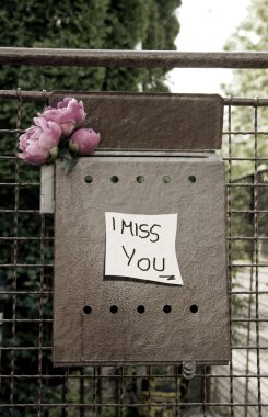 Posta kutusu etiket ve başlık ile çiçeklerle özledim