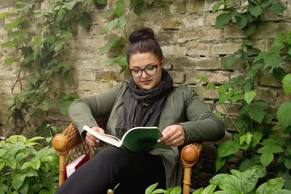 Kvinna läser en bok — Stockfoto