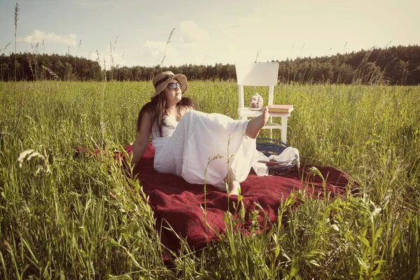 Mujer teniendo picnic libre y relajado concepto — Foto de Stock