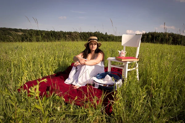 Woman Sitting on Red Blanket in Sunset — Stock Photo, Image