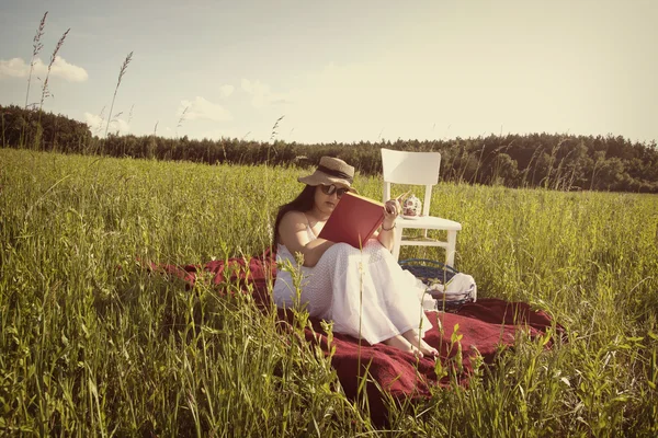Frau liest ein Buch — Stockfoto