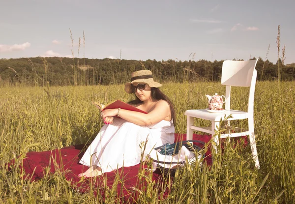 Een vrouw die een boek leest — Stockfoto