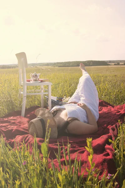 Femme couchée sur la prairie — Photo