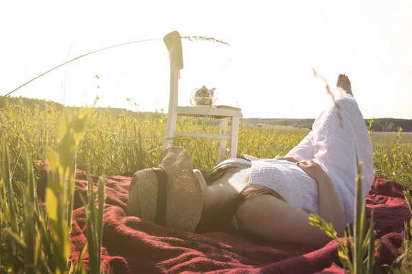 Woman Laying Down on weide — Stockfoto