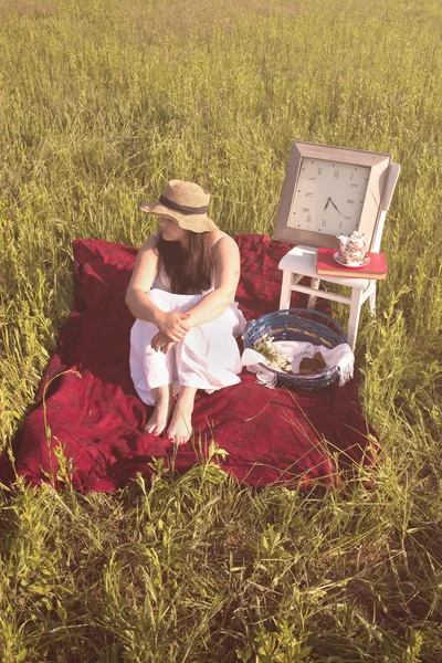 Femme en robe blanche sur couverture rouge — Photo