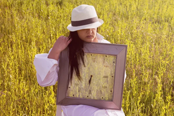 Mujer sosteniendo el reloj del tiempo — Foto de Stock