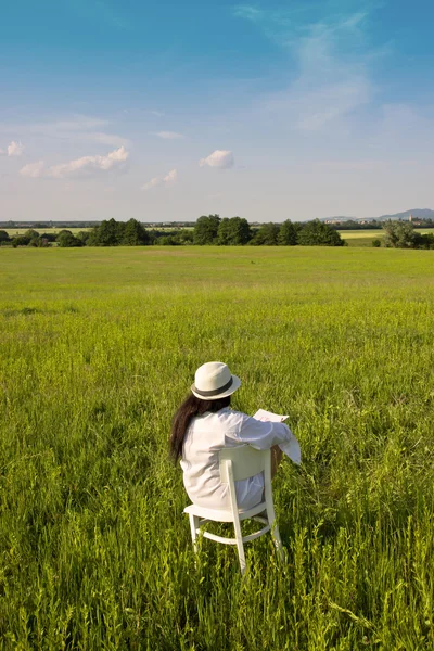 Frau zeichnet Dorf — Stockfoto