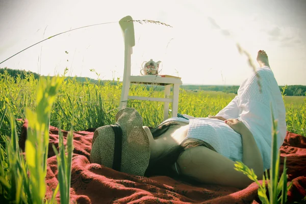 여자 다운 풀밭에 누워 — 스톡 사진