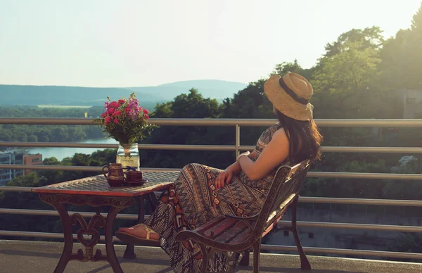 Frau trinkt Kaffee auf Balkon — Stockfoto