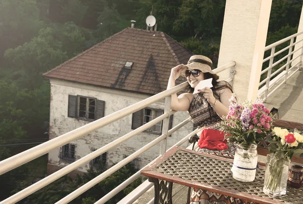 Vrouw op balkon in Sunset — Stockfoto